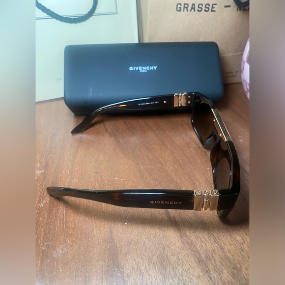 GIVENCHY 57 mm rectangular sunglasses. - Picture 3 of 4